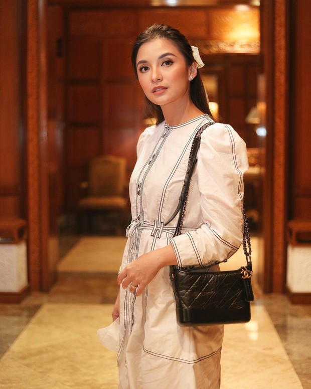 Chelsea Olivia dengan midi dress/Sumber: IG @chelseaoliviaa