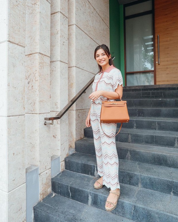 Chelsea Olivia dengan Setelan simpel/Sumber: IG @Chelsea Olivia dengan kemeja simpel/Sumber: IG @chelseaoliviaa