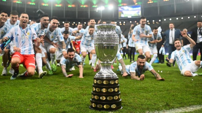 10 July 2021, Brazil, Rio de Janeiro: Football: Copa America, Final, Argentina - Brazil, Maracana Stadium. The Argentine national team cheers behind the Copa America trophy after the victory. Photo: Andre Borges/dpa (Photo by Andre Borges/picture alliance via Getty Images)