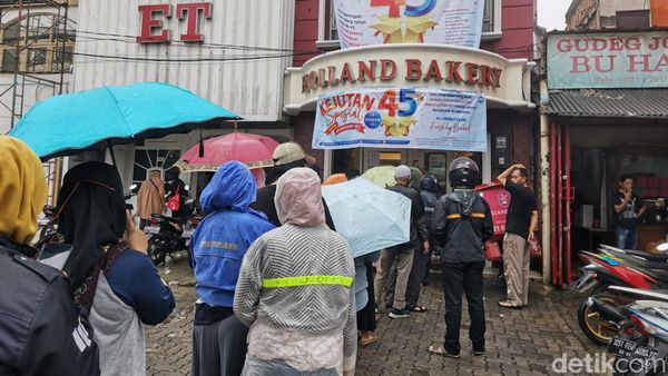 Pembeli Rela Antre Hujan-hujanan Demi Diskon Holland Bakery