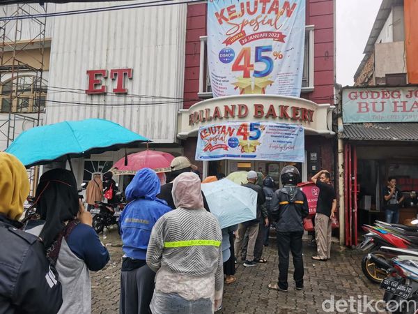 Pembeli Rela Antre Hujan-hujanan Demi Diskon Holland Bakery