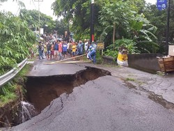 Ruas Jalan di Sukasada Jebol, PDAM Terputus