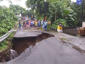 Ruas Jalan di Sukasada Jebol, PDAM Terputus Ruas Jalan di Sukasada Jebol, PDAM Terputus