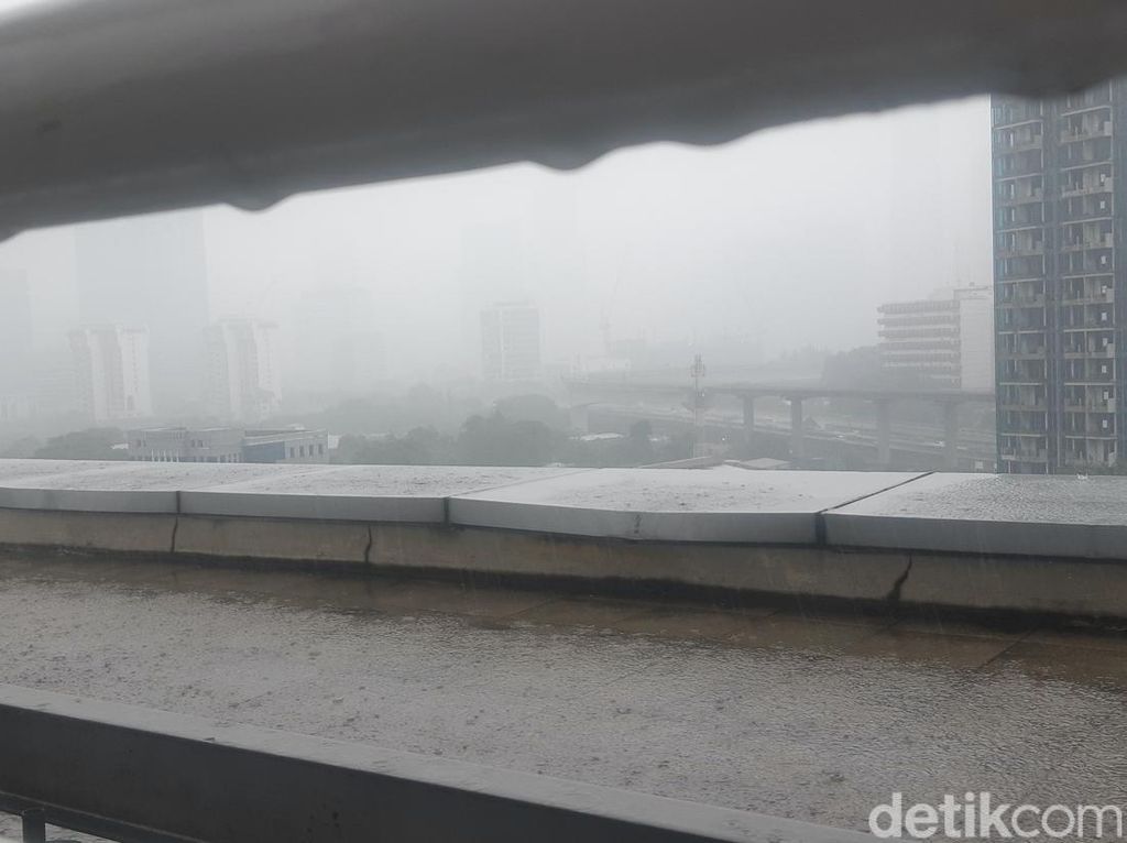 Jakarta hingga Bogor Diguyur Hujan Pagi-pagi, Awas Angin dan Petir!