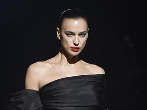 Foto: Aksi Seksi Irina Shayk di Show Mugler Setelah Kontroversi Gaun Singa Foto: Aksi Seksi Irina Shayk di Show Mugler Setelah Kontroversi Gaun Singa