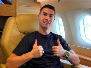 Gaya Cristiano Ronaldo Pakai Jam Mewah, 7 Kali Lipat dari Harga Mobilnya