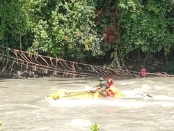 Dugaan 3 Polisi Hilang di Sungai Digoel Pegunungan Bintang Tersangkut di Batu