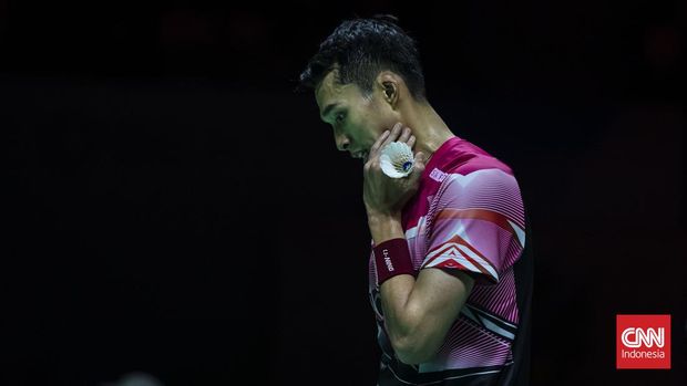 Pebulu tangkis tunggal putra Indonesia Jonatan Christie dalam babak semifinal turnamen Daihatsu Indonesia Masters 2023 di Istora Gelora Bung Karno, Senayan, Jakarta, Sabtu, 28 januari 2023. (CNN Indonesia/ Adhi Wicaksono)