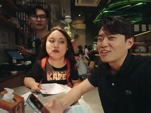 Gokil! Ini Momen YouTuber Korea Makan dan Dijutekin Pelayan Karens Diner