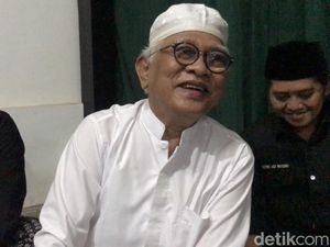 Gus Mus Sentil Kondisi Banjir di Sayung Demak