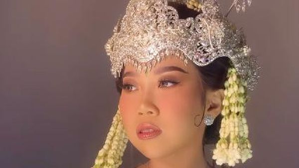 7 Potret Kiky Saputri Pakai Kebaya Pengantin Merak Asih Didiet Maulana