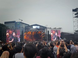 Penampilan Cokelat Buka Panggung Konser Sheila On 7 di Jakarta