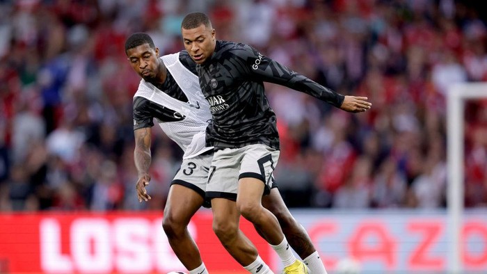 LILLE, FRANCE - AUGUST 21: Kylian Mbappe of Paris Saint Germain Presnel Kimpembe of Paris Saint Germain  during the French League 1  match between Lille v Paris Saint Germain at the Stade Pierre Mauroy on August 21, 2022 in Lille France (Photo by Rico Brouwer/Soccrates/Getty Images)