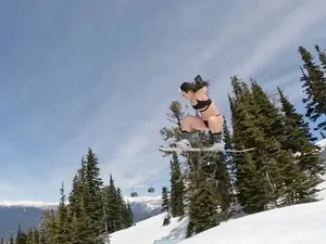 Viral Wanita Main Snowboard Cuma Pakai Bikini, Pantatnya Sampai Lebam Viral Wanita Main Snowboard Cuma Pakai Bikini, Pantatnya Sampai Lebam