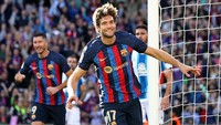 Barcelona akan ditinggal Marcos Alonso. Bek sayap kiri itu akan habis kontraknya di musim panas 2024 dan tidak akan diperpanjang (Getty Images)