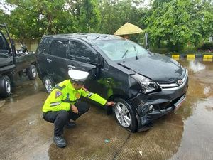 Mobil Protokoler Wagub Jateng Terguling di Tol Batang, Polisi: Korban Nihil Mobil Protokoler Wagub Jateng Terguling di Tol Batang, Polisi: Korban Nihil