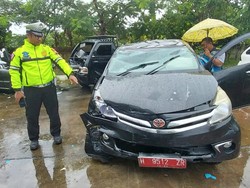 Mobil Protokoler Wagub Jateng Terguling di Tol Batang