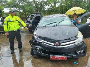 Mobil Protokoler Wagub Jateng Terguling di Tol Batang Mobil Protokoler Wagub Jateng Terguling di Tol Batang