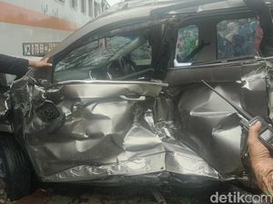 KA Tabrak Mobil di Labuhanbatu, 2 Orang Luka Serius