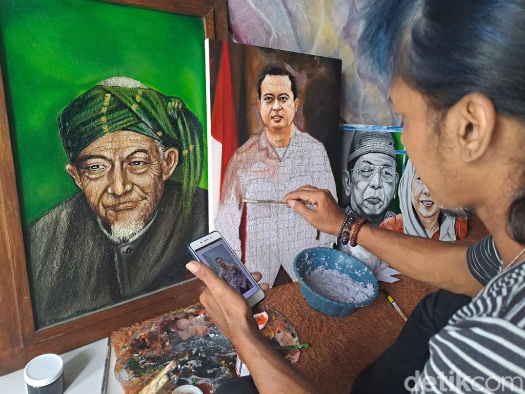 Ciamik! Seniman Jombang Sulap Sampah Kertas Jadi Lukisan Timbul Artistik Ciamik! Seniman Jombang Sulap Sampah Kertas Jadi Lukisan Timbul Artistik