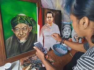 Ciamik! Seniman Jombang Sulap Sampah Kertas Jadi Lukisan Timbul Artistik Ciamik! Seniman Jombang Sulap Sampah Kertas Jadi Lukisan Timbul Artistik