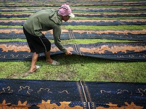 Penjemuran Kain Batik di Sragen Terkendala Cuaca