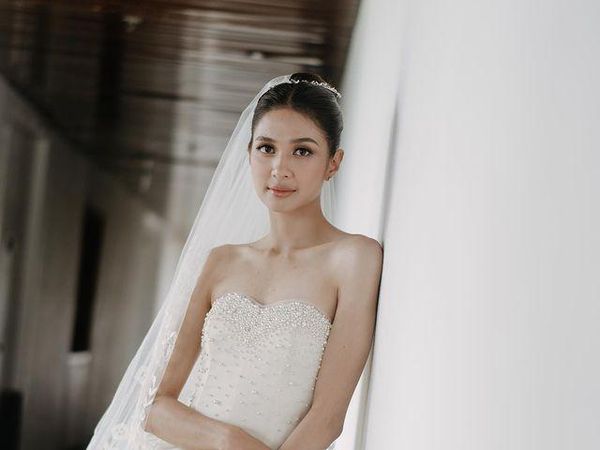 6 Potret Artis Menikah Pakai Baju Pengantin Warisan Ibunda