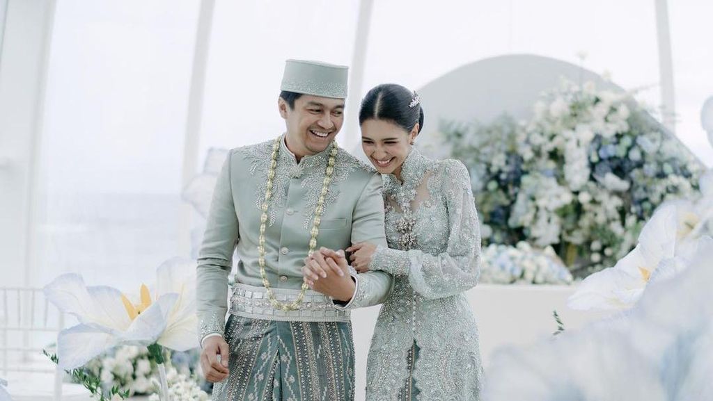 6 Foto Mikha Tambayong Menikah dengan Deva Mahenra, Pakai Gaun Milik Ibu 6 Foto Mikha Tambayong Menikah dengan Deva Mahenra, Pakai Gaun Milik Ibu