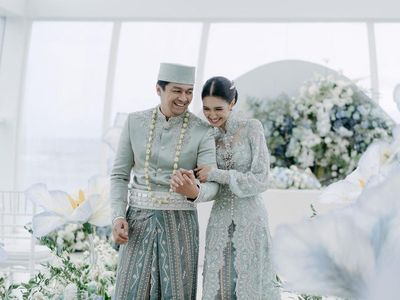 6 Foto Mikha Tambayong Menikah dengan Deva Mahenra, Pakai Gaun Milik Ibu