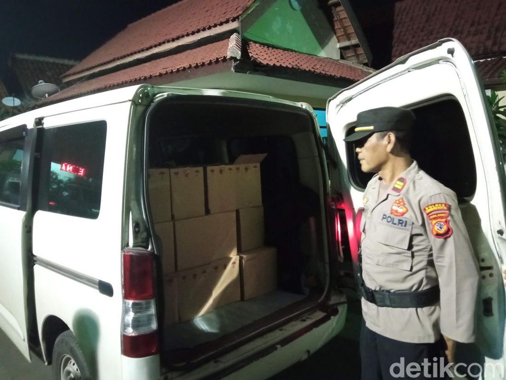 Bawa Ratusan Botol Miras, Sopir Minibus Ditangkap Polisi di Cirebon