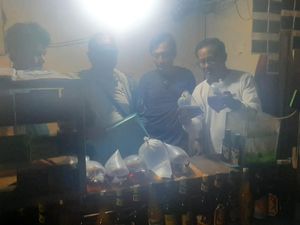 Polisi Sita 299 Botol Miras Saat Razia di Bogor