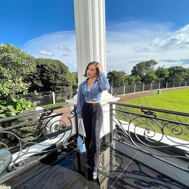 Prilly Latuconsina dengan pakaian birunya/Sumber: IG @prillylatuconsina96 Prilly Latuconsina dengan pakaian birunya/Sumber: IG @prillylatuconsina96
