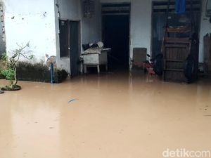 Diguyur Hujan Berjam-jam, Tiga Dusun di Kediri Terendam Banjir Diguyur Hujan Berjam-jam, Tiga Dusun di Kediri Terendam Banjir