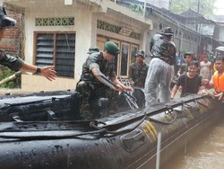 TNI AD Kerahkan 585 Personel Bantu Evakuasi Korban Banjir-Longsor di Manado
