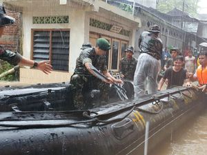 TNI AD Kerahkan 585 Personel Bantu Evakuasi Korban Banjir-Longsor di Manado TNI AD Kerahkan 585 Personel Bantu Evakuasi Korban Banjir-Longsor di Manado