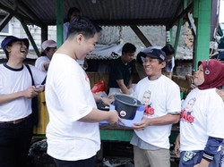 Aksi Relawan Orang Muda Ganjar Bantu Pelaku Usaha di Cilincing Jakut