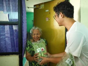 Relawan Orang Muda Ganjar Bagi 1.300 Paket Sayur di Rusunawa Marunda