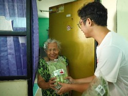 Relawan Orang Muda Ganjar Bagi 1.300 Paket Sayur di Rusunawa Marunda