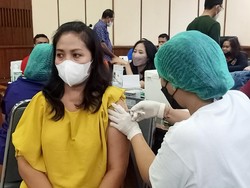 Pelaku Pariwisata Bali Mulai Terima Vaksin Booster Kedua Hari Ini