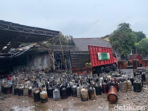 Warga Dengar 3 Kali Ledakan saat Kebakaran Bangunan Agen Gas di Jaktim