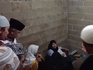 IRT di Sumsel Histeris Suami Tewas Tak Wajar Usai Ditangkap Polisi IRT di Sumsel Histeris Suami Tewas Tak Wajar Usai Ditangkap Polisi