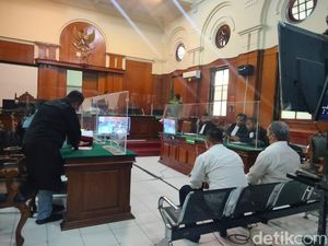 Terdakwa Kanjuruhan Akui Takut Rumahnya Dibakar Aremania Jika Kurangi Tiket Terdakwa Kanjuruhan Akui Takut Rumahnya Dibakar Aremania Jika Kurangi Tiket