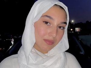 TikTokers Unggah Momen Pertamakali Pakai Hijab, Reaksi Para Sahabatnya Viral TikTokers Unggah Momen Pertamakali Pakai Hijab, Reaksi Para Sahabatnya Viral