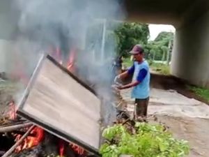 Warga Probolinggo Bakar Ban Bekas Tuntut PT Waskita Perbaiki Jalan Rusak Warga Probolinggo Bakar Ban Bekas Tuntut PT Waskita Perbaiki Jalan Rusak