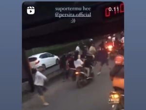 Bus Persis Solo Dilempari Batu, Polisi Pastikan Tak Ada Korban Jiwa Bus Persis Solo Dilempari Batu, Polisi Pastikan Tak Ada Korban Jiwa