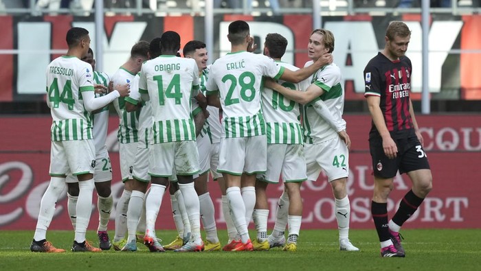 Sassuolo's Matheus Henrique celebrates with teammates after scoring his side's 5th goal during a Serie A soccer match between AC Milan and Sassuolo at the San Siro stadium in Milan, Italy, Sunday, Jan. 29, 2023. (AP Photo/Antonio Calanni)