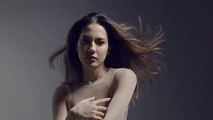 8 Foto Artis Berbusana Warna Kulit yang Bikin Salfok, BCL Hingga Ariel Tatum