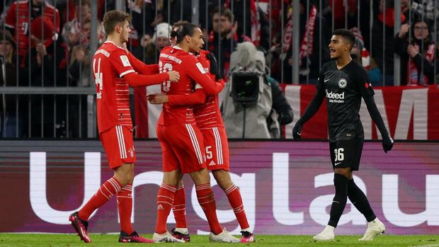 Soccer Football - Bundesliga - Bayern Munich v Eintracht Frankfurt - Allianz Arena, Munich, Germany - January 28, 2023 Bayern Munich's Leroy Sane celebrates scoring their first goal with Josip Stanisic and Thomas Muller as Eintracht Frankfurt's Ansgar Knauff reacts REUTERS/Leonhard Simon DFL REGULATIONS PROHIBIT ANY USE OF PHOTOGRAPHS AS IMAGE SEQUENCES AND/OR QUASI-VIDEO.