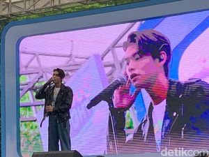 Bright Vachirawit Sapa Fans Indonesia, Pamer Otot Hingga Main Lato-Lato