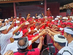 Rayakan Hari Arak Bali, Bupati Karangasem Cheers Bareng Anak Buah